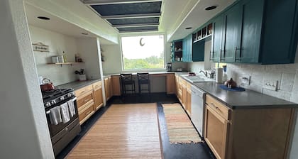 Unique,Eclectic, Scenic Farm, Relax in the jacuzzi tub,Nature Inspired