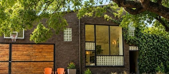 Unique,Eclectic, Scenic Farm, Relax in the jacuzzi tub,Nature Inspired