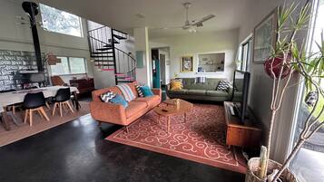 Smart TV, lareira, DVD player, mesa de pingue-pongue