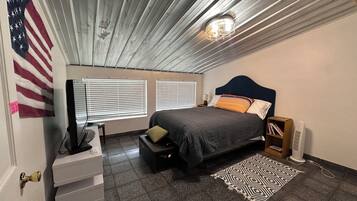 4 bedrooms, desk, iron/ironing board, travel cot
