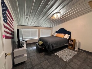 4 bedrooms, desk, iron/ironing board, travel cot
