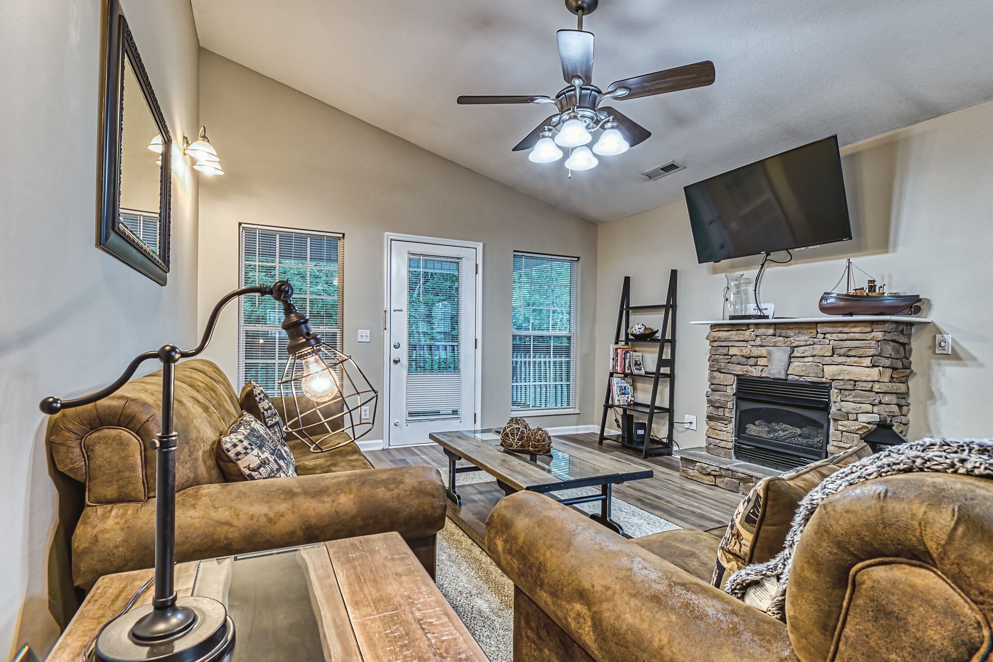 Smart TV, fireplace