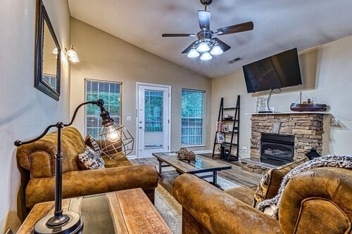 Near Dollywood & Splash Country 10 min, The Island, 5 min • Seasonal Pool