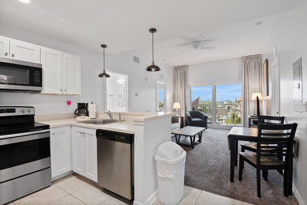 Réfrigérateur, four à micro-ondes, un four, surface de cuisson