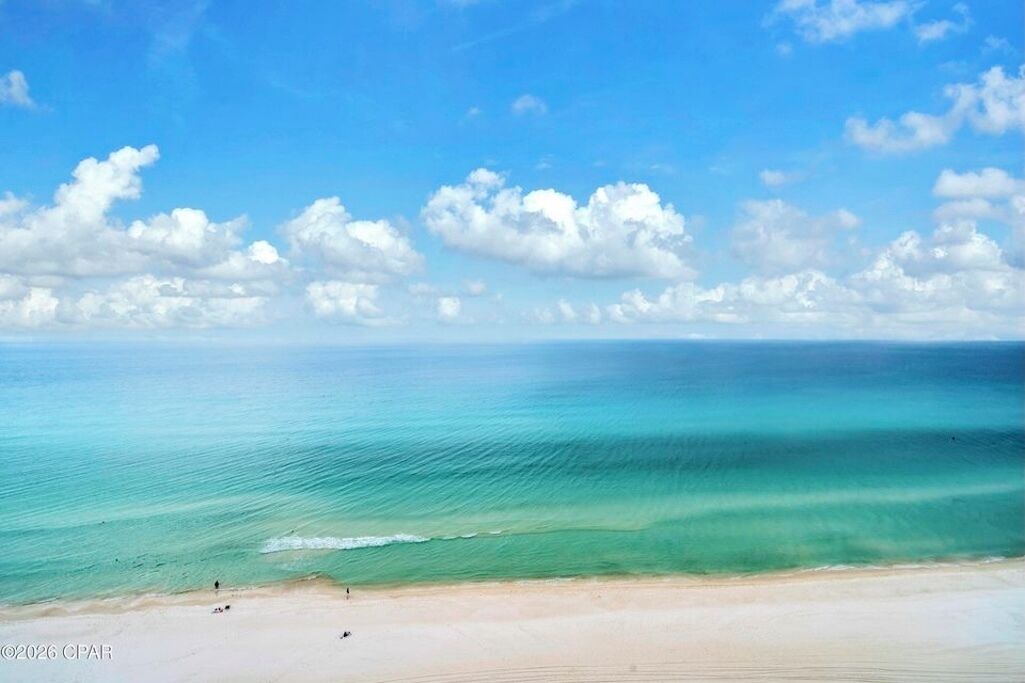 Plage, chaises longues, serviettes de plage