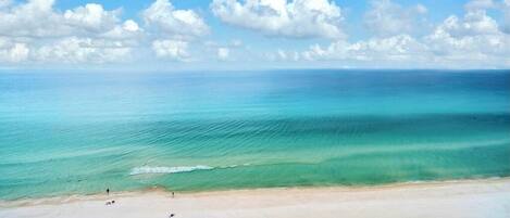 Plage, chaises longues, serviettes de plage