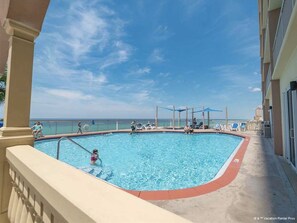 Utendørsbasseng og et oppvarmet basseng