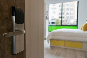 1 dormitorio, escritorio, wifi gratis y ropa de cama