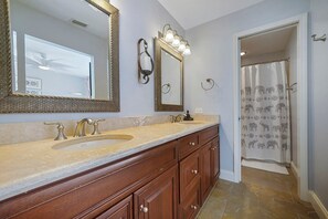 Shower, towels - Twin Palms - Beachfront Duplex with Ocean Views (Destin)