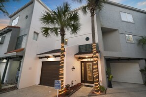 Exterior - Twin Palms - Beachfront Duplex with Ocean Views (Destin)