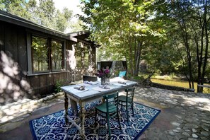 Outdoor dining - The Lodge On The Carmel River (Carmel Valley)