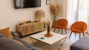 TV connectée, baby-foot, table de tennis de table, livres