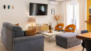 TV connectée, baby-foot, table de tennis de table, livres