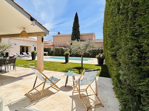 LA Mouriesenne: Villa 7 Personnes, Piscine Chauffée au Centre du Village