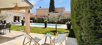 LA Mouriesenne: Villa 7 Personnes, Piscine Chauffée au Centre du Village