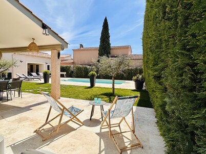LA Mouriesenne: Villa 7 Personnes, Piscine Chauffée au Centre du Village