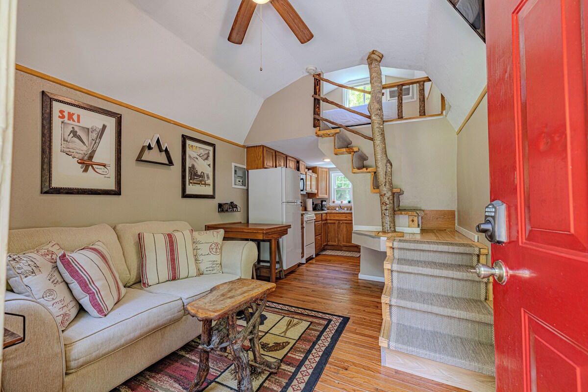 Cozy Cabin in an AMAZING location with a park like setting "Unlimited Parking"