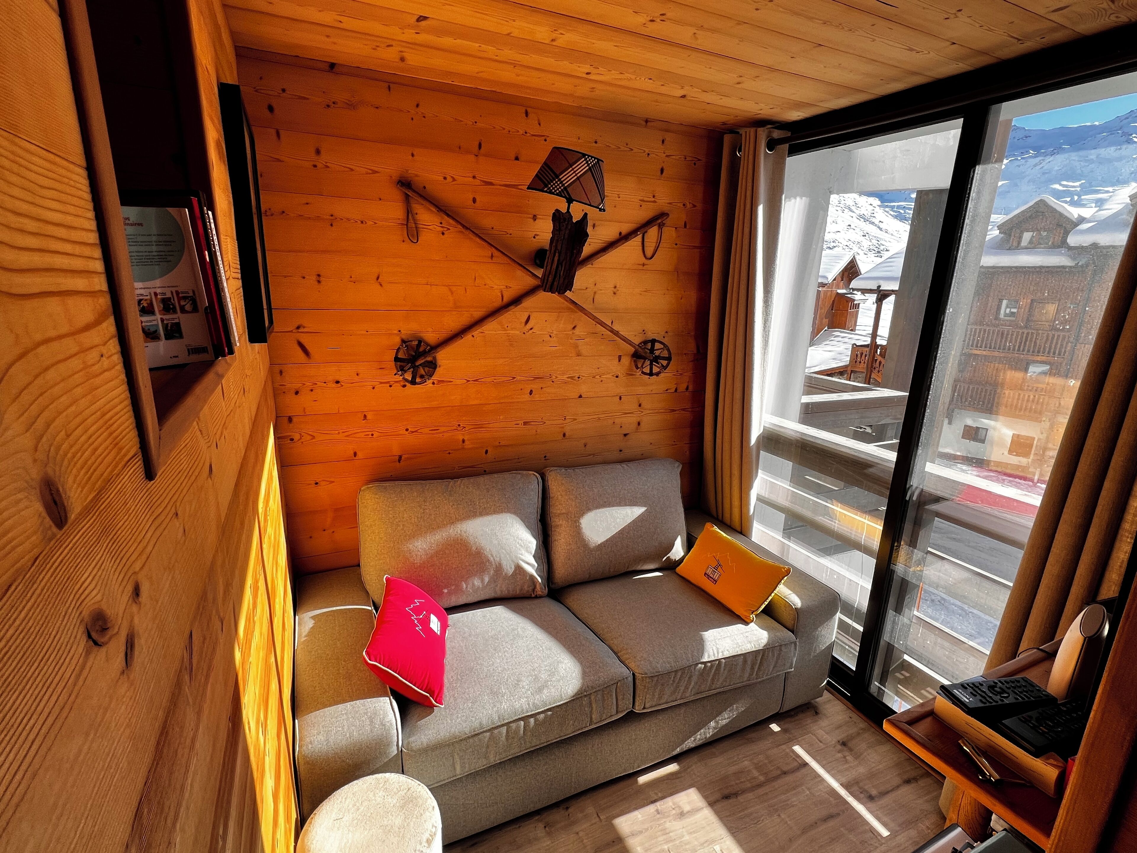 Smart TV, reproductor de DVD, tenis de mesa y libros 