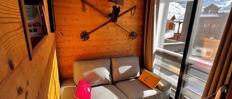 TV connectée, lecteur de DVD, table de tennis de table, livres