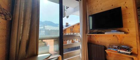 Smart TV, DVD player, table tennis, books