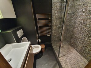 Dusj, hårføner, håndklær og såpe