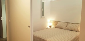 1 bedroom, WiFi, bed sheets - S4.Mercat Sant Antoni - Central Location. Metro L2 (Barcelona)