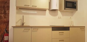 Frigorifero, microonde, piano cottura, macchina per tè/caffè