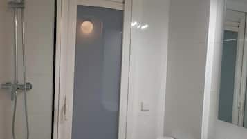 Secador de pelo y toallas