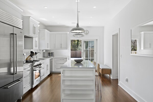 冰箱、微波炉、烤箱、炉灶