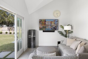 Smart TV, caminetto, impianto stereo, studio