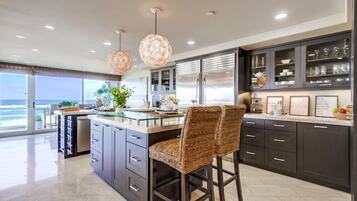 Kylskåp, mikrovågsugn, ugn och spishäll