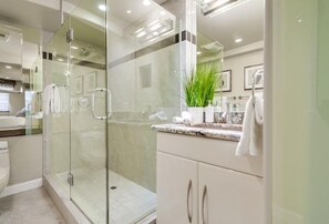 Shower, jetted tub, hair dryer, towels