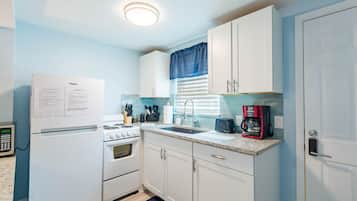 Standard Studio, Multiple Beds, Non Smoking | Living area