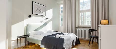 1 dormitorio, tabla de planchar con plancha, wifi y ropa de cama