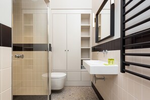 Shower, shampoo