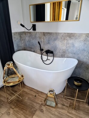 Bathtub, hair dryer, towels - Jana Kazimierza 35 Warsaw | Stylish Studio | Balcony (Warszawa)