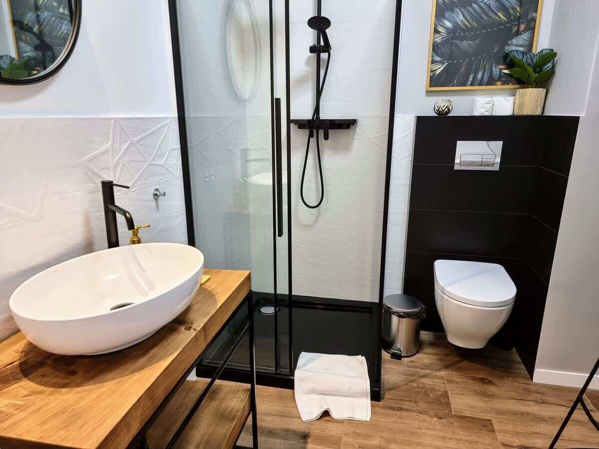 Bañera, secador de pelo, toallas, shampoo