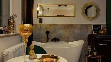 Een bad, een haardroger, handdoeken