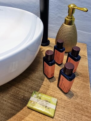 Bathtub, hair dryer, towels - Jana Kazimierza 35 Warsaw | Stylish Studio | Balcony (Warszawa)