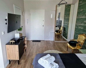 Iron/ironing board, WiFi, bed sheets
