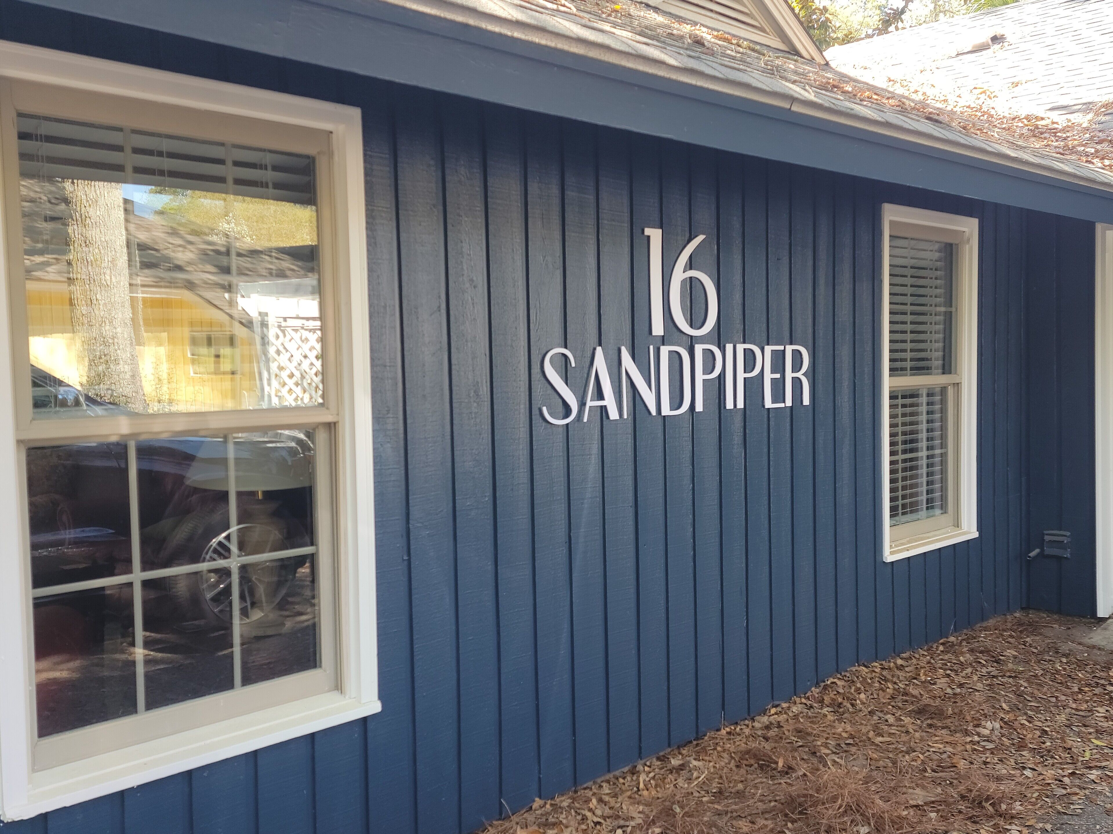 Una casa con el número 16 Sandpiper pintado en la fachada.