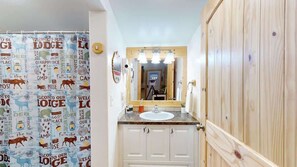 Combined shower/bathtub, hair dryer, towels