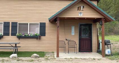 EF Bear Cave 3* Wifi, Sleeps 2, Pet Friendly