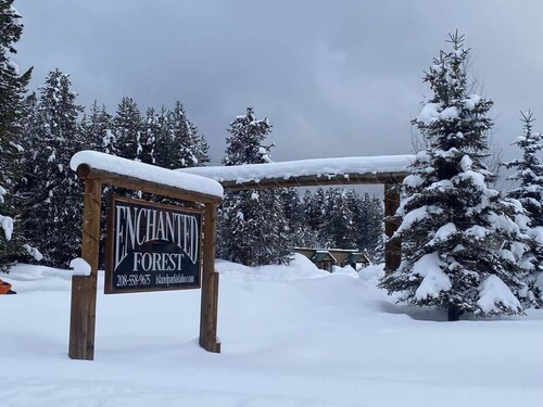 EF Bear Cave 3* Wifi, Sleeps 2, Pet Friendly