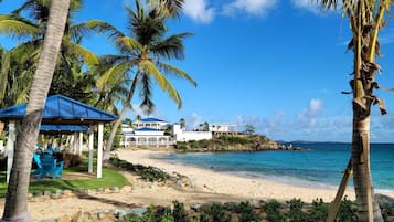 Beach nearby, sun-loungers, beach towels