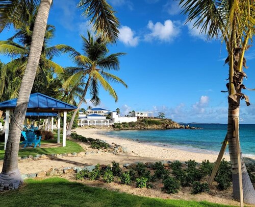 Darling Palms Tree House: Beachside Studio Oasis