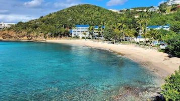 Beach nearby, sun-loungers, beach towels