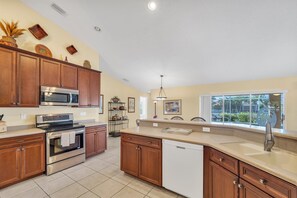 Full-size fridge, microwave, oven, stovetop