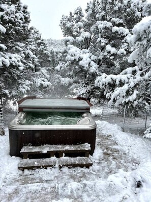 Outdoor spa tub - Private Cabin and Hot Tub in the Woods (Carbondale)