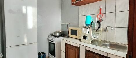 Réfrigérateur, micro-ondes, plaque de cuisson, cafetiÚre/bouilloire